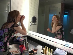 Leie, Fingern, Freundin, Orgasmus, Im freien, Pov, Öffentlich, Nass