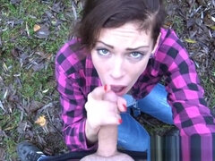 chloe une salope de 23 ans me suce lors d'un covoiturage elle avale tout