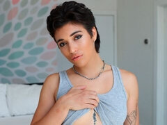 Hálószoba, Tekintélyes didik, Cumizás, Gesztenyebarna, Filigrán alkatú, Rövid haj, Vékony, Tini