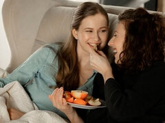 Gesztenyebarna, Ujjazás, Leszbikus, Nyalás, Maszti, Nuni, Sztrippelés, Begyek