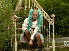 Arsch, Blondine, Stiefel, Einschiebung, Natürlichen titten, Im freien, Muschi, Solo