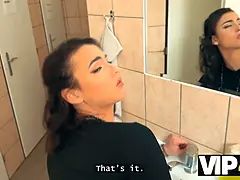 Krásky, Brunetka, Podvádění, Hd, Přírodní prsa, Ječení, Vyholené, Záchod