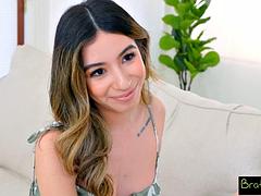 Baby sitter, Grosse bite, Sucer une bite, Double pénétration, Branlette thaïlandaise, Fille latino, Masturbation, Plan cul à trois