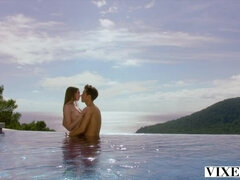 Pik sutte, Brunette, Hundestilling, Naturlige bryster, Udendørs, Svømmepøl, Ridning, Bryster