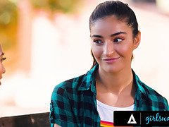 Grosser arsch, Interrassisch, Lecken, Natürlichen titten, Muschi, Realität, Jungendliche (18+), Titten