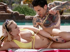 Culo grande, Tetas grandes, Rubia, Mamada, Estilo perrito, Masaje, Al aire libre, Estriptis