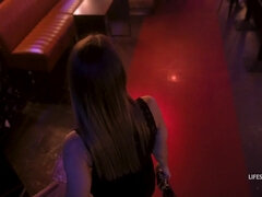 Brunette brune, Preservatif, Hard, Pov