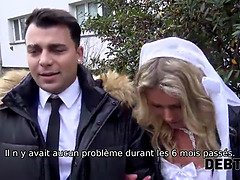 Esposa cachonda enga�a a su marido por dinero en efectivo delante de �l