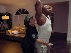 Grosser arsch, Blasen, Fesselspiele, Braunhaarige, Hundestellung, Aufs gesicht abspritzen, Weibliche domination, Interrassisch