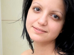 18, Stor stjärt, Stora tuttar, Fingering, Kort hår, Mager, Strippning, Tonåring