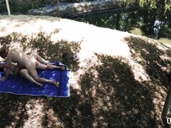 Sucer une bite, Brunette brune, Tir de sperme, Gorge profonde, Embrassement, Seins naturels, De plein air, Tatouage