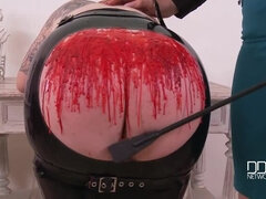 Stora tuttar, Blondin, Klackar, Latex, Lesbisk, Spanking, Tatuering, Leksaker