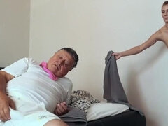 18 jaar, Lieveling, Hondjeshouding, Opa, Handbeurt, Verpleegster, Kut duiken, Strak
