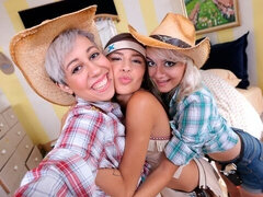 Monumentális dákó, Cumizás, Gesztenyebarna, Kutya póz, Természetes mellek, Filigrán alkatú, Tini, Begyek