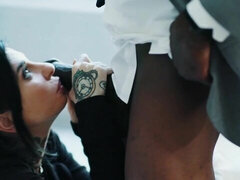 Gros cul, Grosse bite, Sucer une bite, Brunette brune, En levrette, Interracial, Mère que j'aimerais baiser, Tatouage