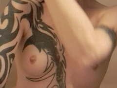 Bad, Milf, Brystvorter, Petite, Alene, Tattovering, Pupper, Merkelig