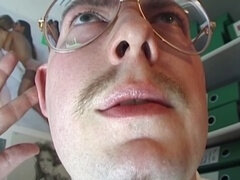 Amatőr, Cumizás, Gesztenyebarna, Ondó fröcskölés, Arcra élvezés, Ujjazás, Német, Múltbéli divat