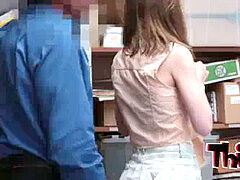 흑갈색 머리, 조그마한, 면도된, 빼빼한, 청소년