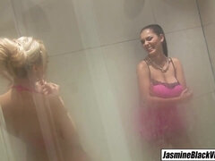 Łazienka, Duży kutas, Blondynka, Cycata, Naturalne cycki, Prysznic, Trójkąt, Cycki