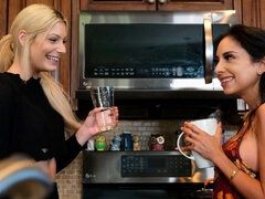 Hatvankilences, Gesztenyebarna, Ujjazás, Csókolózás, Leszbikus, Nyalás, Nuni, Tetkó