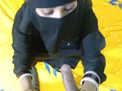 Desi Bhabhi in Hijab Pleasing Boss with Foot Fetish in Office