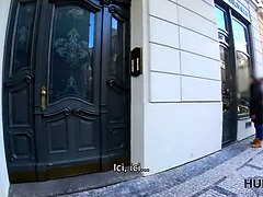 Hunt4k. bombasse blondie à gros seins préfère les messieurs avec