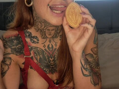 Amaterji, Velika rit, Dildo, Solo, Tetovaže, Vibrator