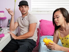 Asiatique, Grosse bite, Sucer une bite, Éjaculation interne, En levrette, Interracial, Chatte, Rasée