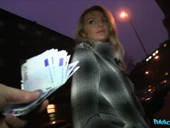 Blondine, Blasen, Handjob, Jeans, Geld, Natürlichen titten, Im freien, Pov