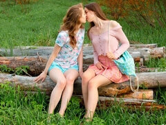 Kuusysi, Blondi, Suudella, Lesbo, Selkäsauna, Itsetyydytys, Laiha, Strippaus