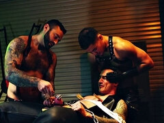 Anal, Sucer une bite, Bondage, Tir de sperme, Homosexuelle, Tatouage, Plan cul à trois