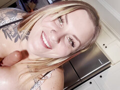 18 ans, Conversation vulgaire, Lingerie, Domestique, Solo, Jarretelles, Tatouage, Adolescente