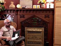 舐める尻, デカチン, ブロンド, 指いじり, 開帳, 淫乱熟女, 筋肉, タトゥー