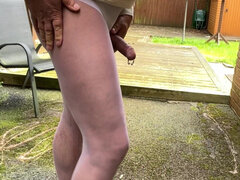 Enthousiasteling, Brits, Fetisj, Hakken, Rijpe lesbienne, Buiten, Panty, Pissen