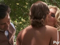 Gros seins, Blonde, Sucer une bite, Brunette brune, Tir de sperme, Hard, Plan cul à trois, Rétro ancien