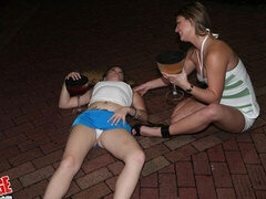 Blondin, Brunett, Kysser, Underkläder, Naken, Utomhus, Strippning, Tuttar