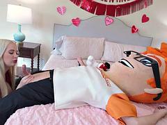 Bionda, Pompino, Schizzo di sborra, Sega, Pornostar, Sculacciata, Tatuaggi, Tette