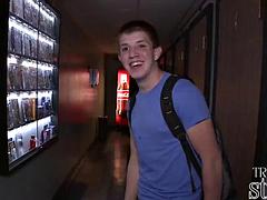 Amateur str8 fooled in gloryhole