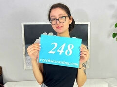 Hatalmas hátsó, Monumentális dákó, Tekintélyes didik, Gesztenyebarna, Kutya póz, Vékony, Tetkó, Tini