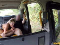 Amatorka, Duże cycki, Obciąganie, Sukienka, Cipka, Krótkie włosy, Palenie, Stringi