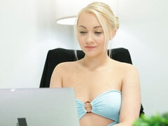 Cul, Blonde, Sucer une bite, En levrette, Branlette thaïlandaise, Massage, Rasée, Adolescente