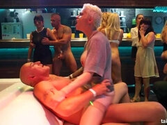 Blasen, Braunhaarige, Bekleidet, Puppe, Schwarz, Küssen, Ablutschen, Nass