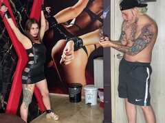 Gros cul, Grosse bite, Sucer une bite, Voiture, Éjaculer dans la bouche, Chevaucher, Tatouage, Attachée