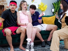 18, Stor kuk, Avsugning, Doggystyle, Fyrkant, Naturliga tuttar, Tonåring, Tuttar