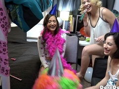 Ερασιτέχνης, Μεγάλα βυζιά, Μελαχροινή, Σε στάση σκύλου στα τέσσερα, Κούκλα, Κοκκαλιάρης, Έφηβος, Τρίο