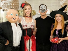 Cul, Gros seins, Blonde, En levrette, Branlette thaïlandaise, Pov, Dénudage, Plan cul à trois