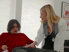 Blondýna, Kuřba, Dávení penisem, Doktor, Honění, Milf žcbp, Přírodní prsa, Teenka