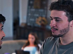 큰 음경, 큰 가슴, 오랄섹스, 더블 삽입, 밀프, 면도된, 계모, 쓰리섬