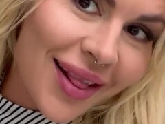 Krásky, Blondína