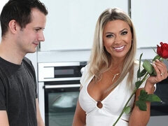 Μεγάλος κώλος, Μεγάλος πούτσος, Μεγάλα βυζιά, Ξανθιά, Πίπα, Σε στάση σκύλου στα τέσσερα, Ώριμη γυναίκα